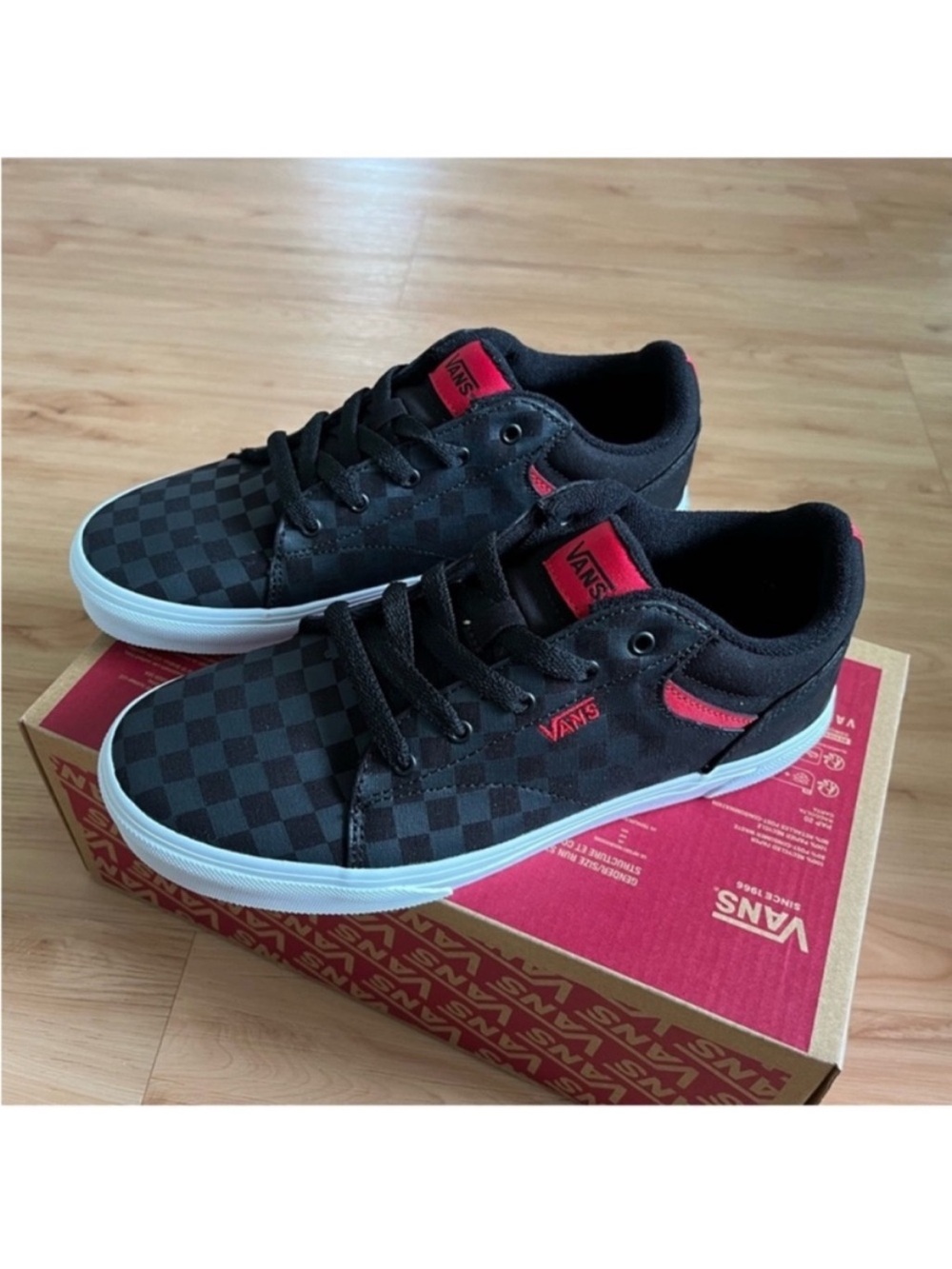 Vans Seldan Checkerboard
Black Shoes Kids 6.0 US
Women 7.5 US